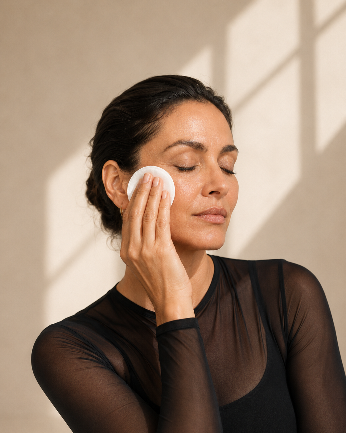 Aplicación de RAMAX Elixir Floral con algodón sobre el rostro