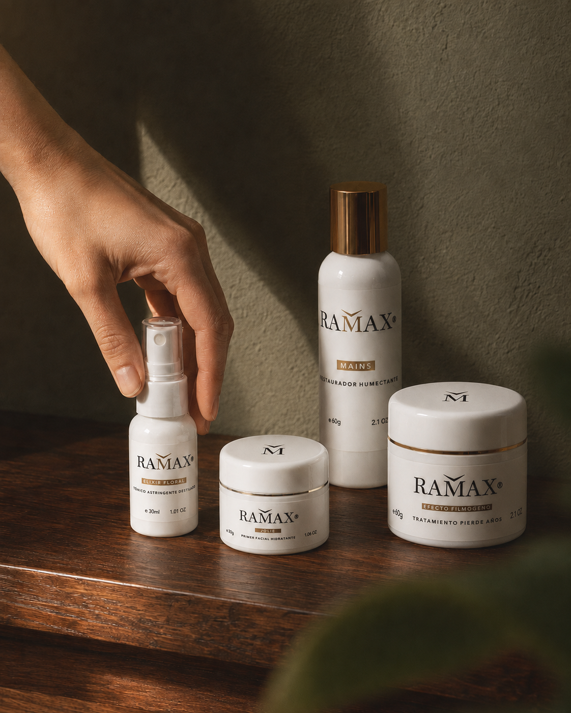 Elixir Floral, Jolie, Mains y Pierde Años RAMAX sobre madera