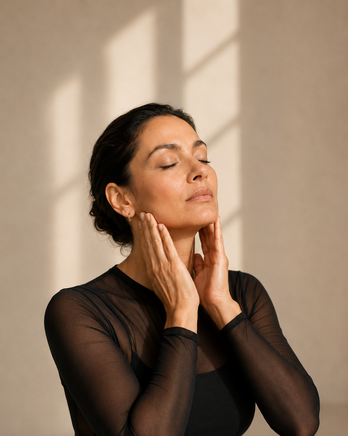 Aplicación facial de día de RAMAX Jeune en mandíbula y cuello